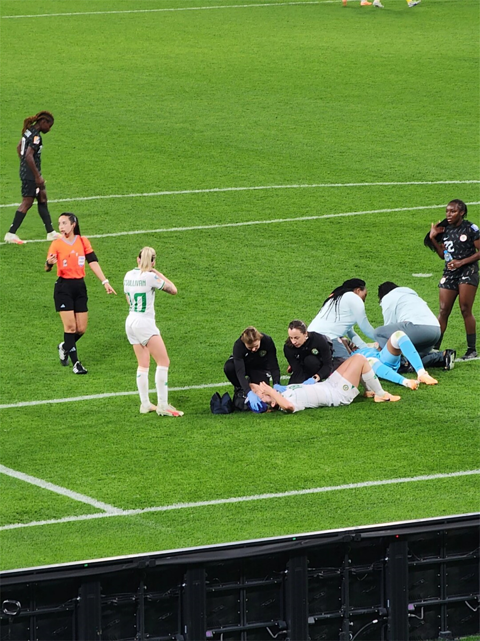 令人瞩目的足球比赛给球迷留下深刻印象英语