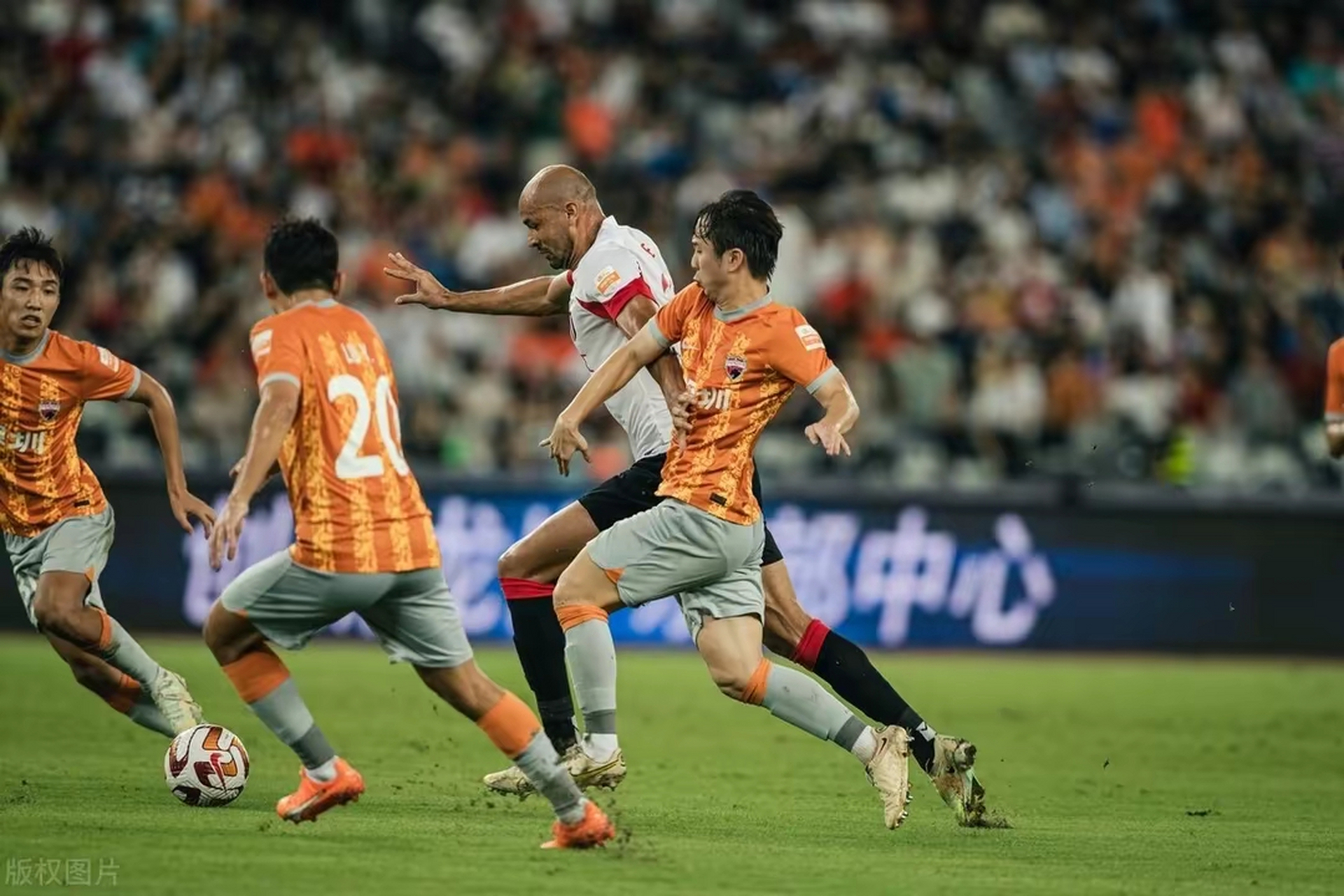 恒大强势夺冠，击败对手进入中超争冠行列